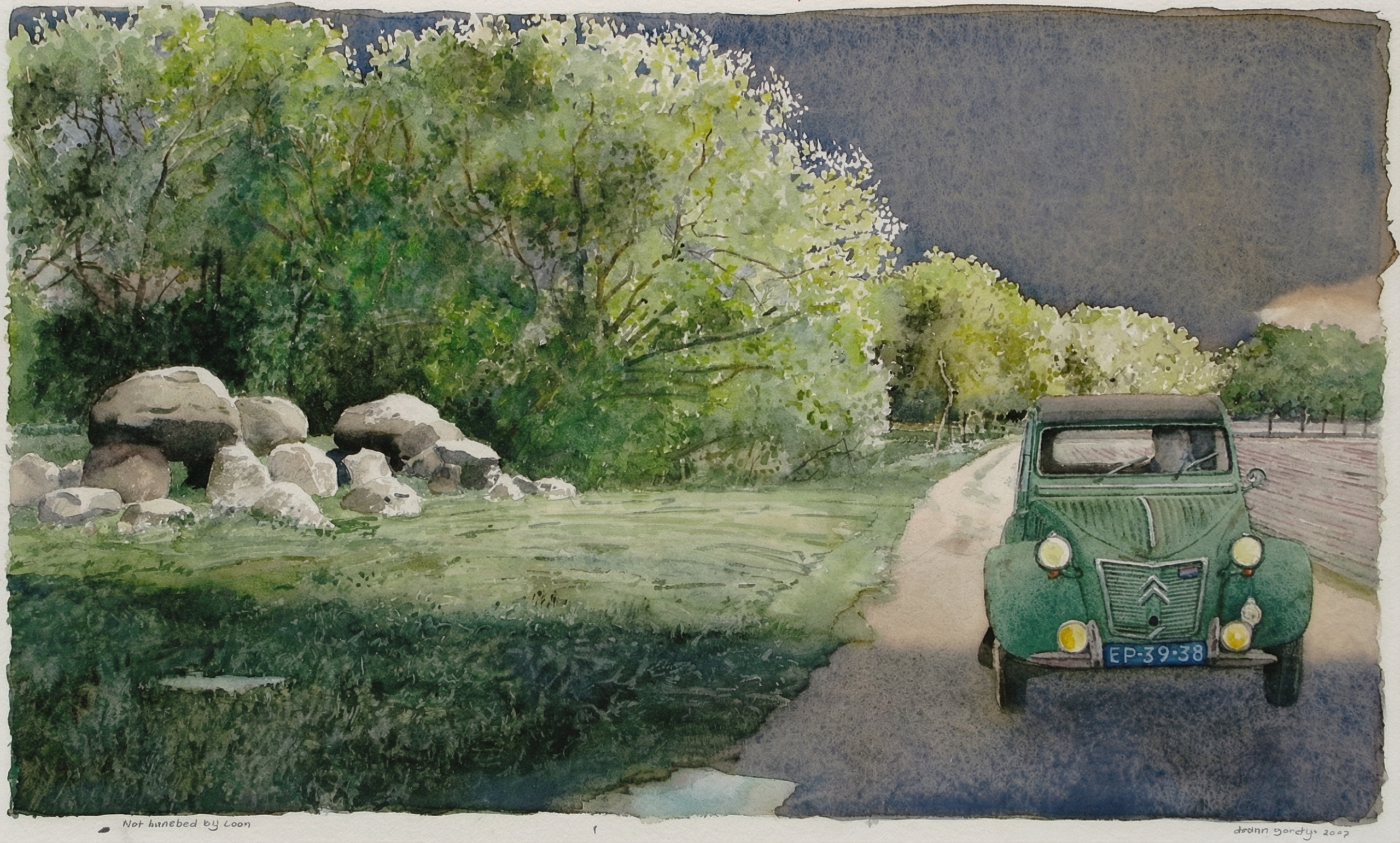 Citroen verde che guida in basso a destra in un paesaggio verde con grandi rocce a sinistra
