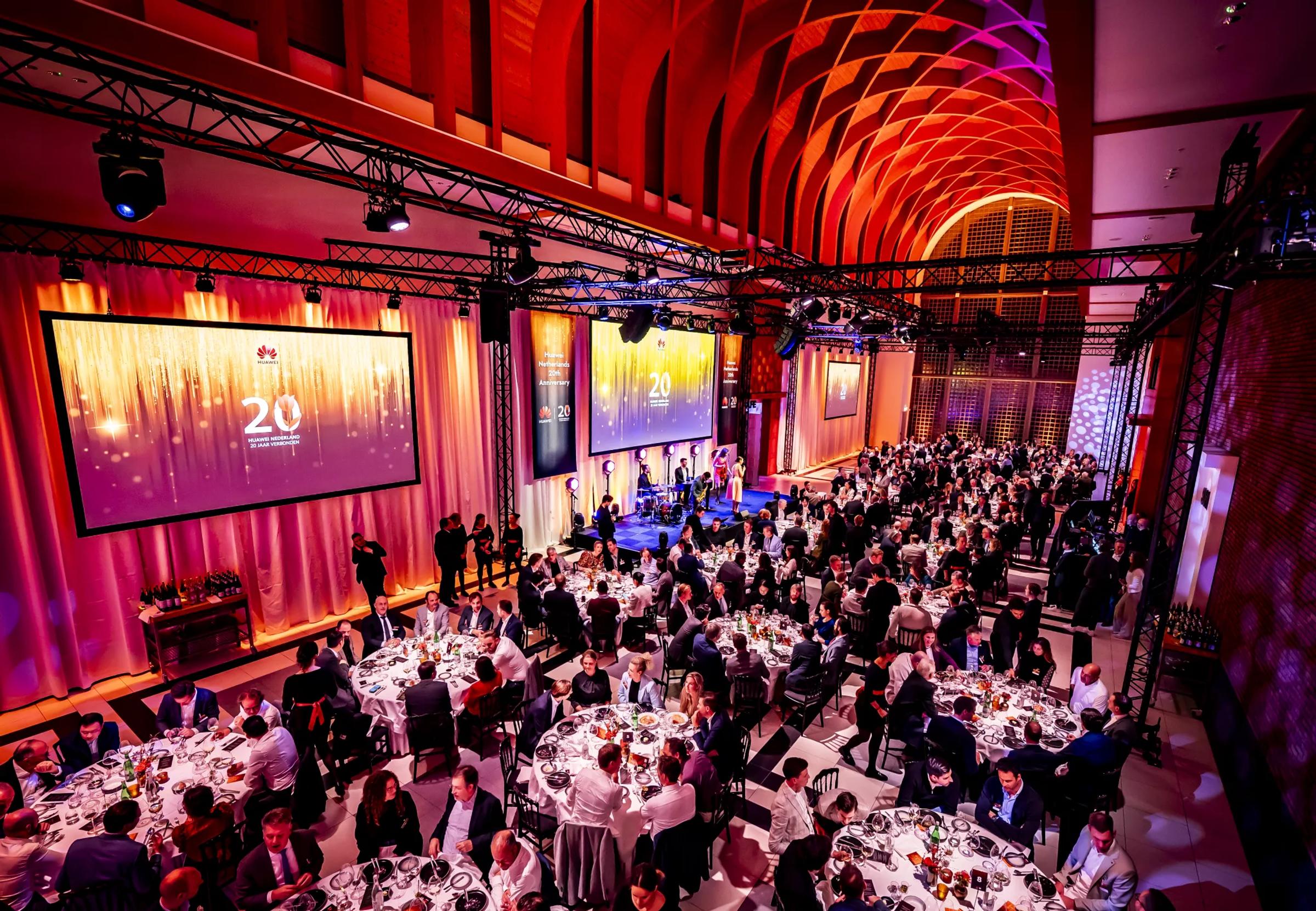 Great hall met evenement met lange tafels en statafels