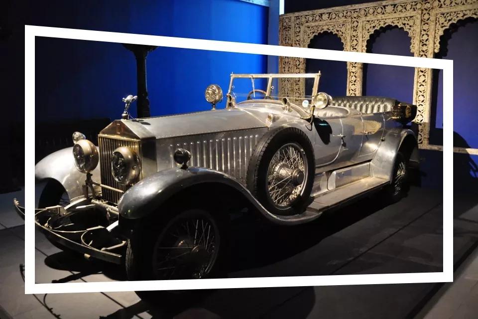 Rolls Royce in het museum met donkerblauwe muur.