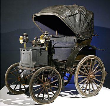 Lampa swiecowa widoczna na Panhard Levassor Phaeton z 1895 roku w muzeum Louwman Oswietlenie