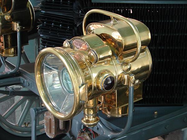 Gaznik i lampa sa umieszczone w jednej jednostce tak jak w Spyker 60-HP z 1903 roku Oswietlenie
