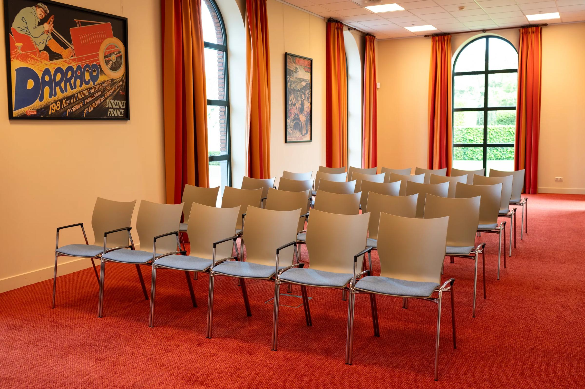 Zaal met rij stoelen