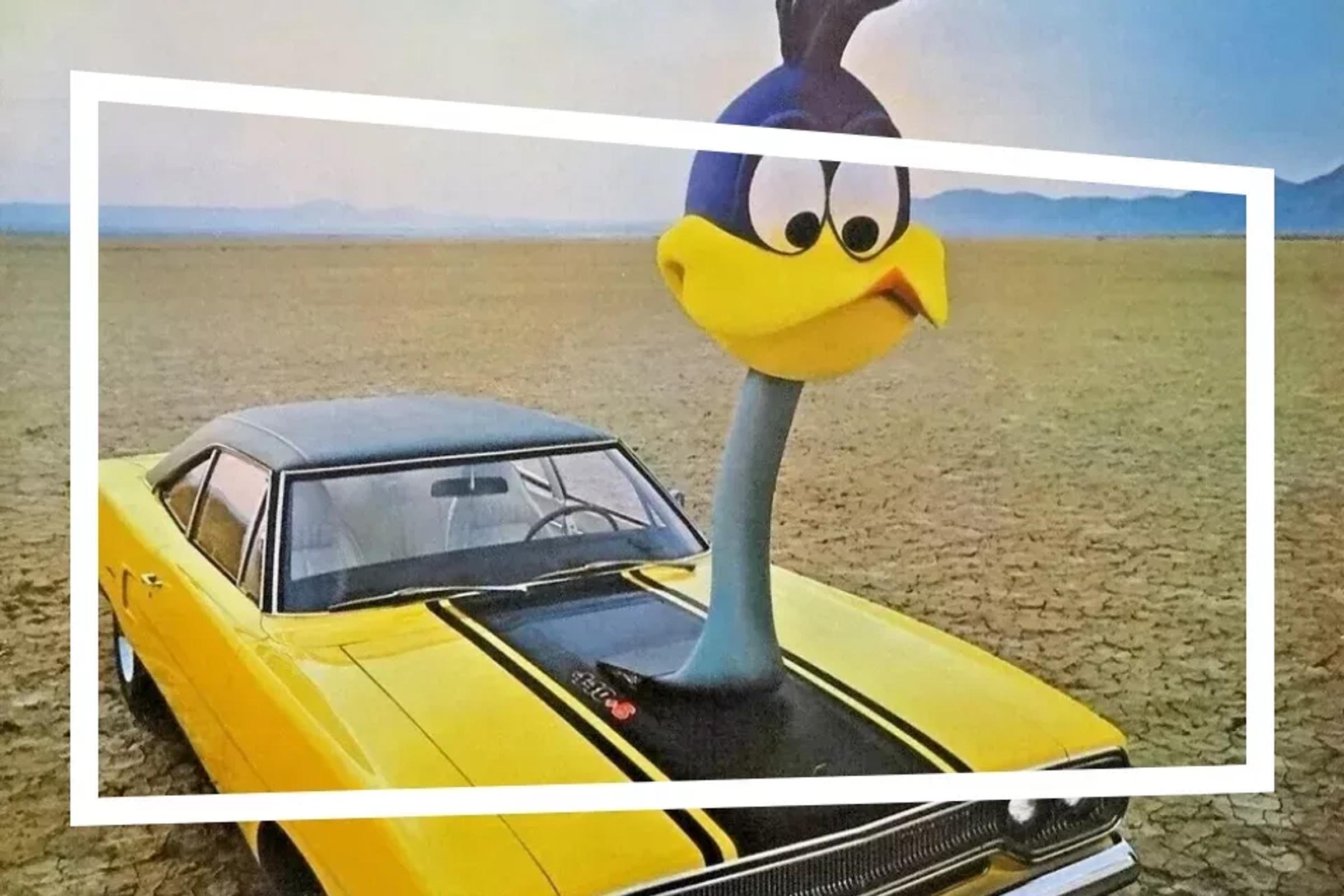 Woestijnachtig vlak gebied met gele auto, uit de motorkap komt een vogel met lange hals