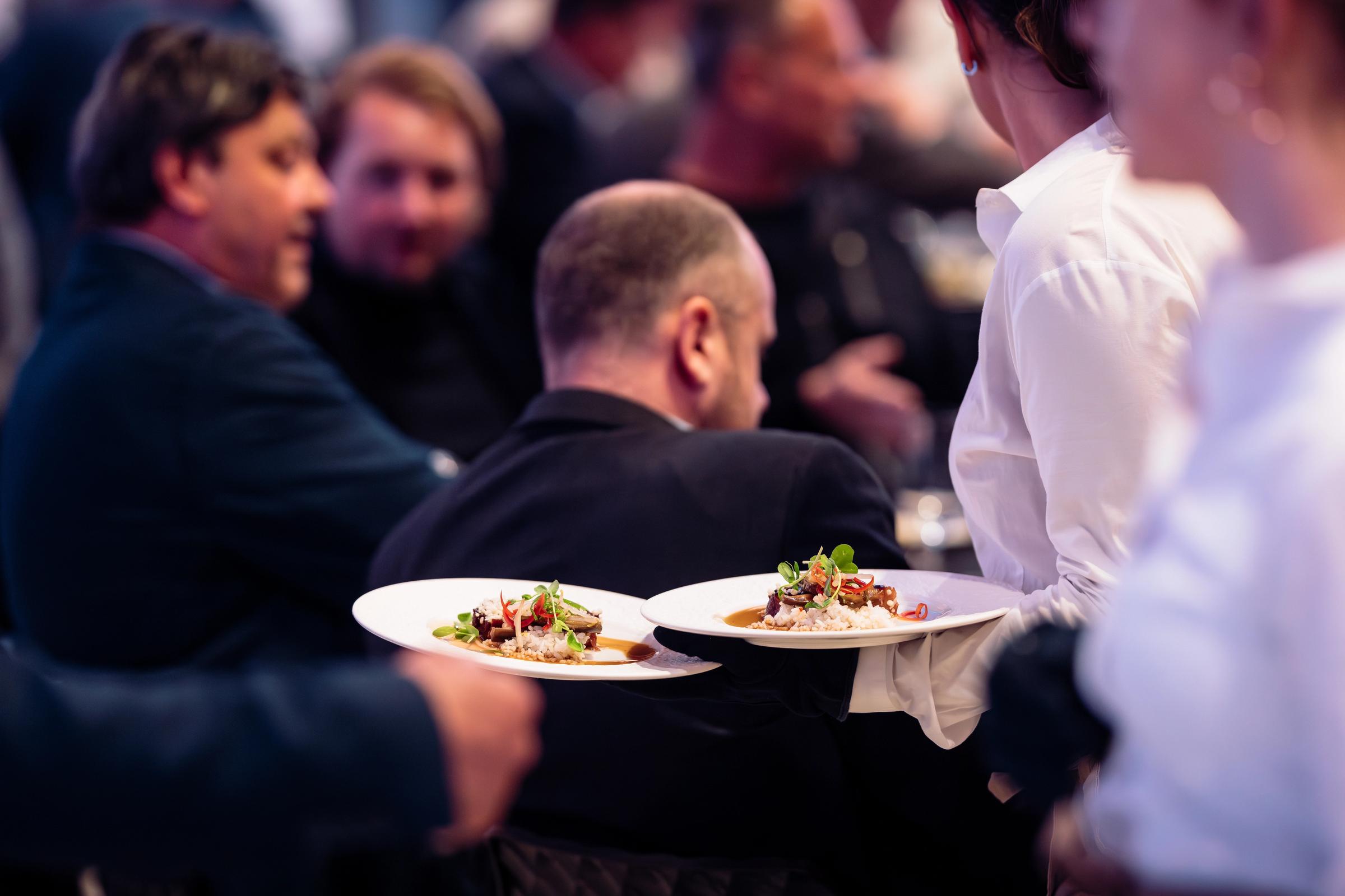 Twee gerechten worden geserveerd op evenement
