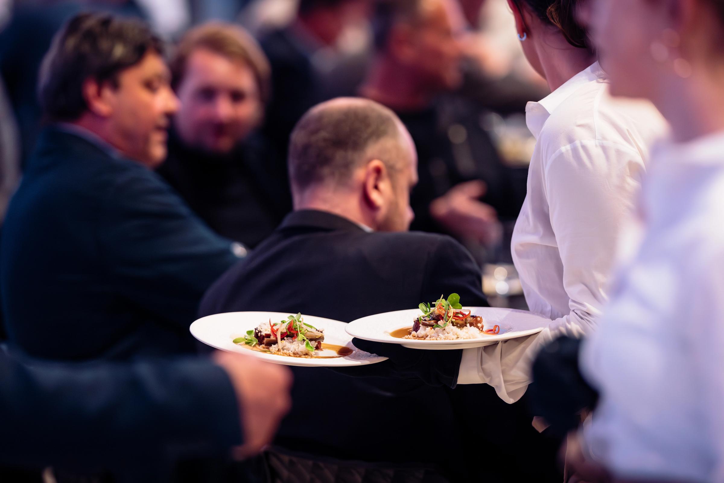 Twee gerechten worden geserveerd op evenement