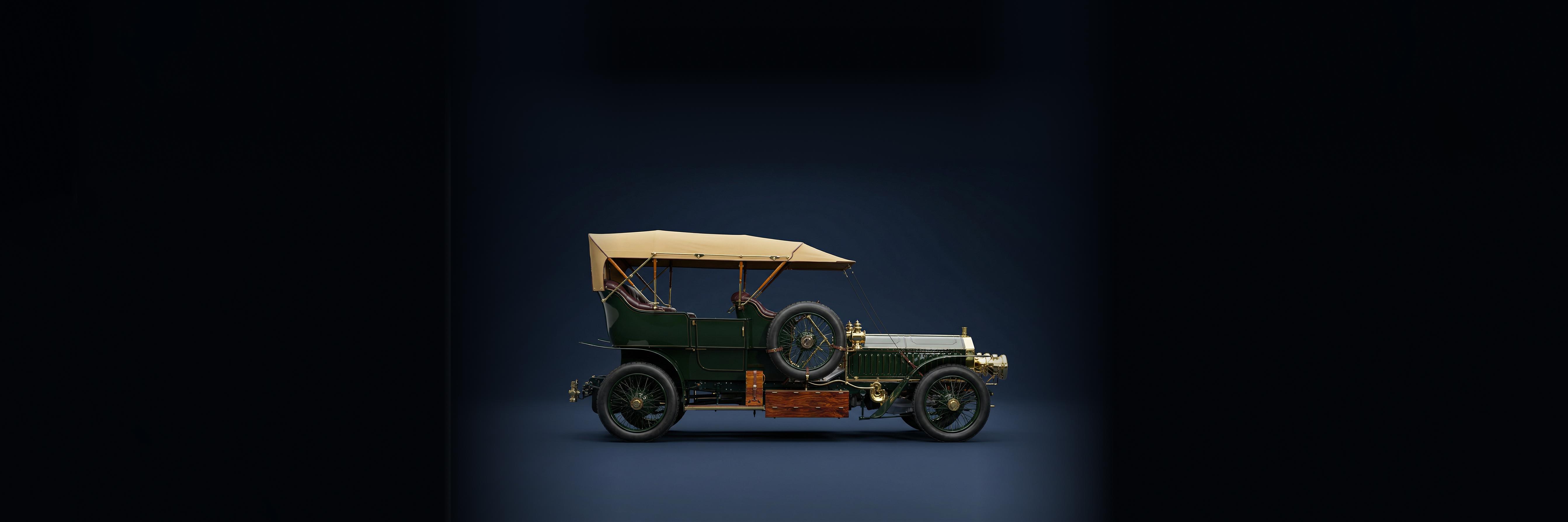 Vue laterale de la Napier 60hp Type 21 Roi-des-Belges Tourer dans un studio bleu fonce