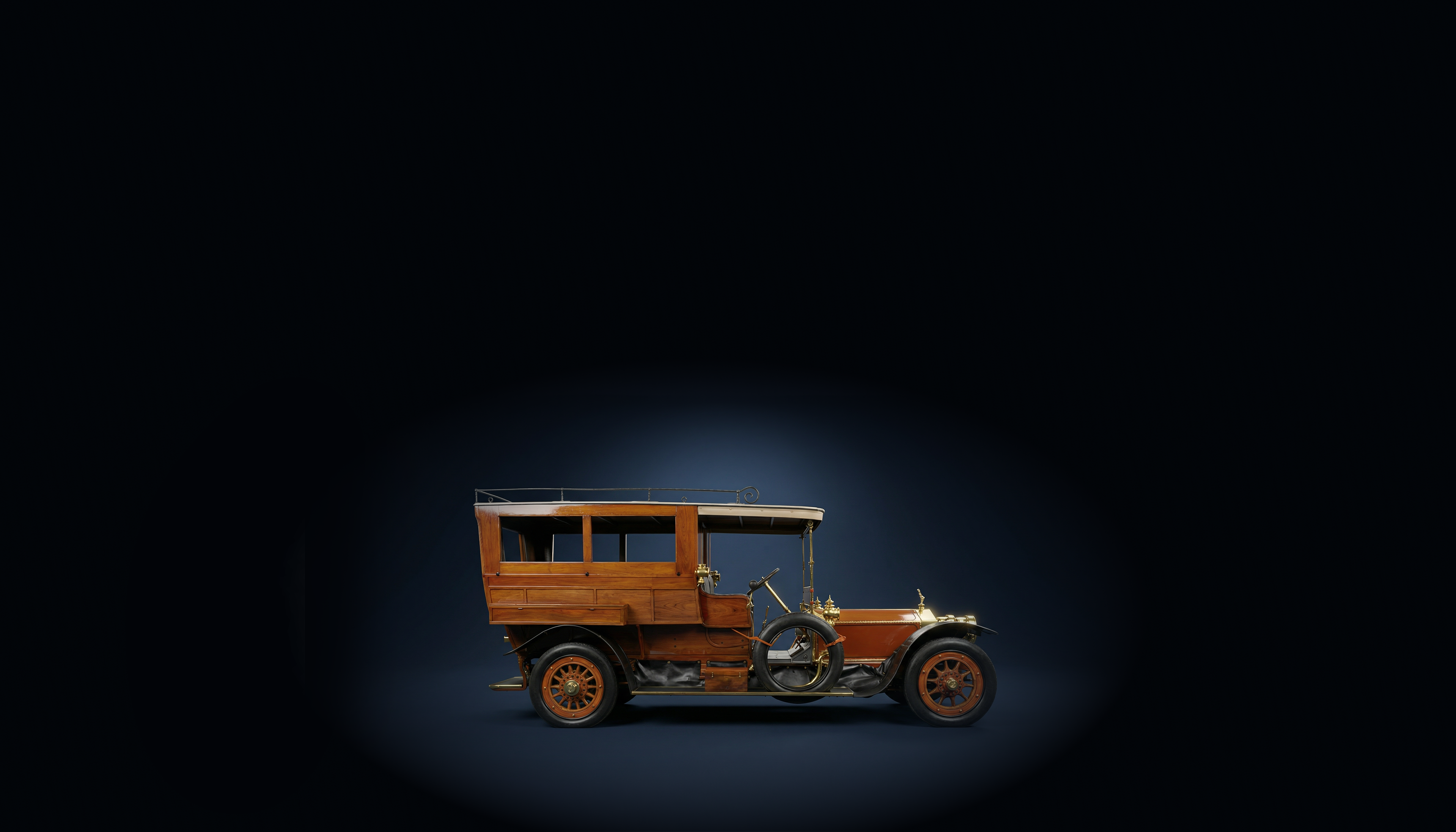 Rolls Royce 40/50hp silver ghost shooting brake in een donkerblauwe studio