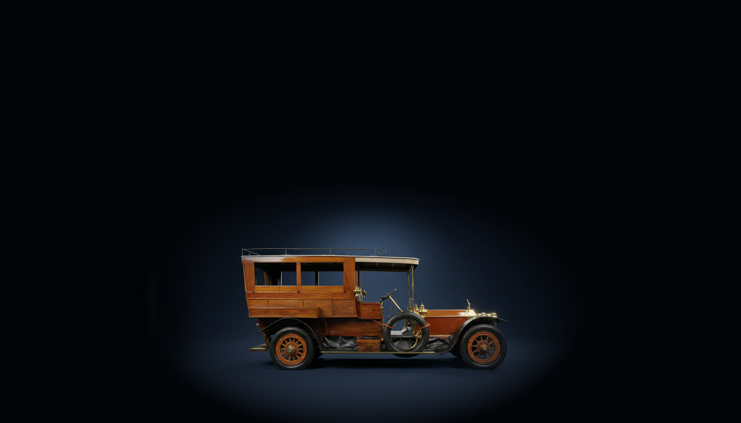 Rolls Royce silver ghost in donkerblauwe studio