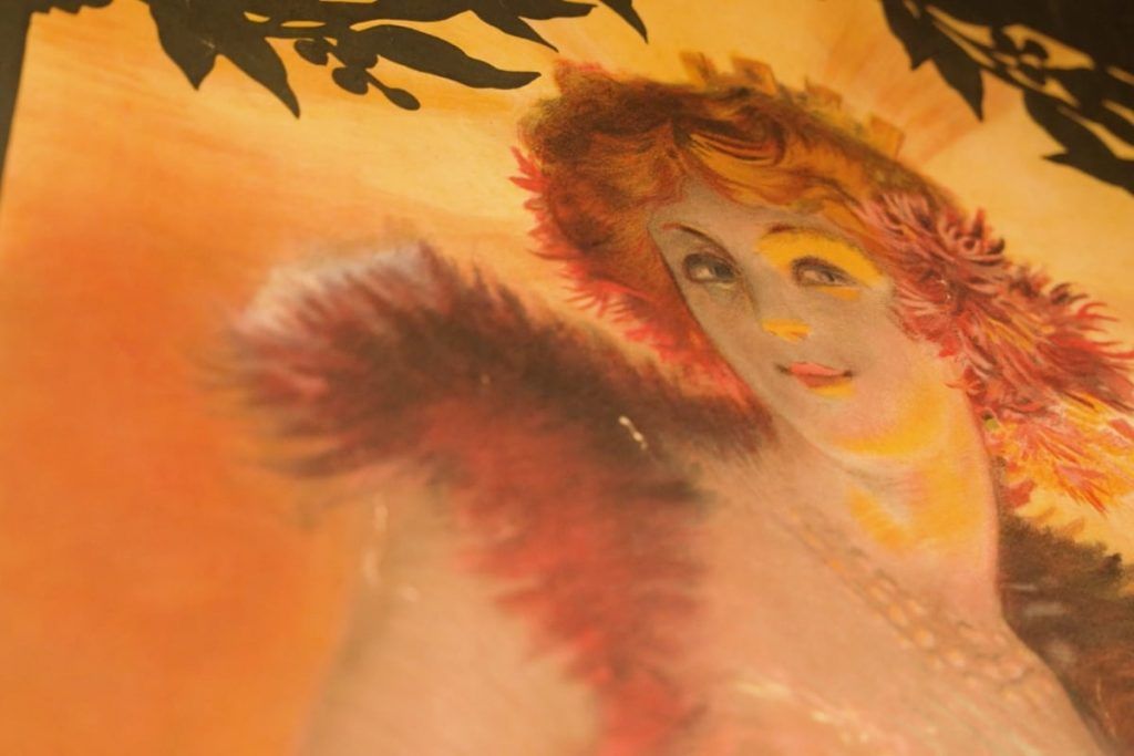 affiche met dame en rood haar 