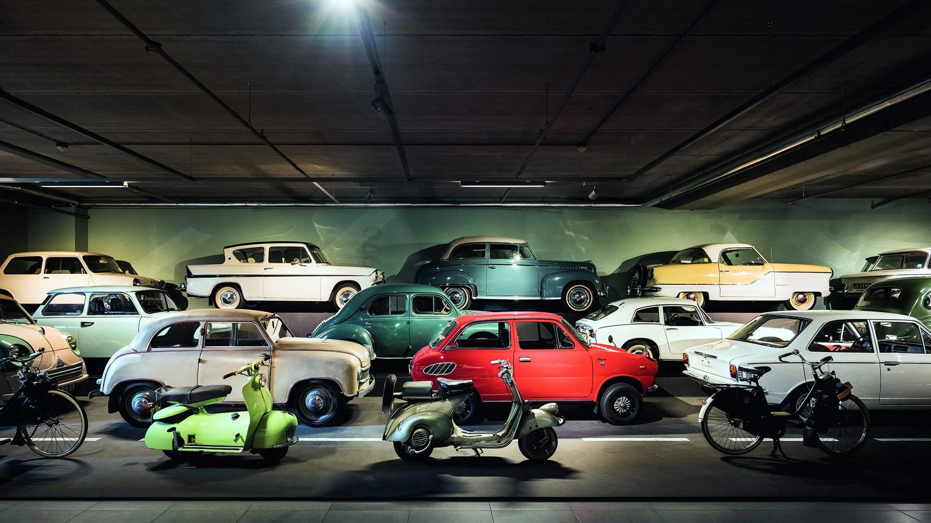 Carros na garagem de estacionamento do Museu Louwman