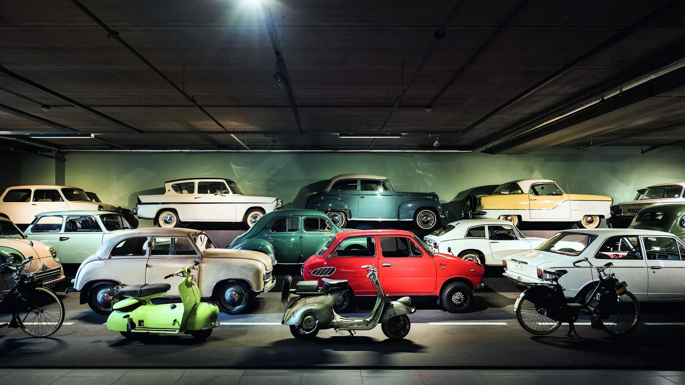 Voitures dans le parking du musee Louwman