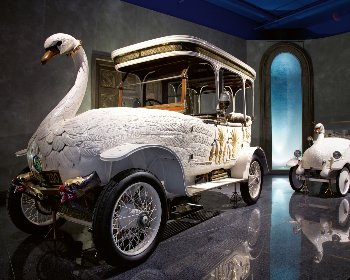 La grande Swan Car e la versione piccola al Louwman Museum