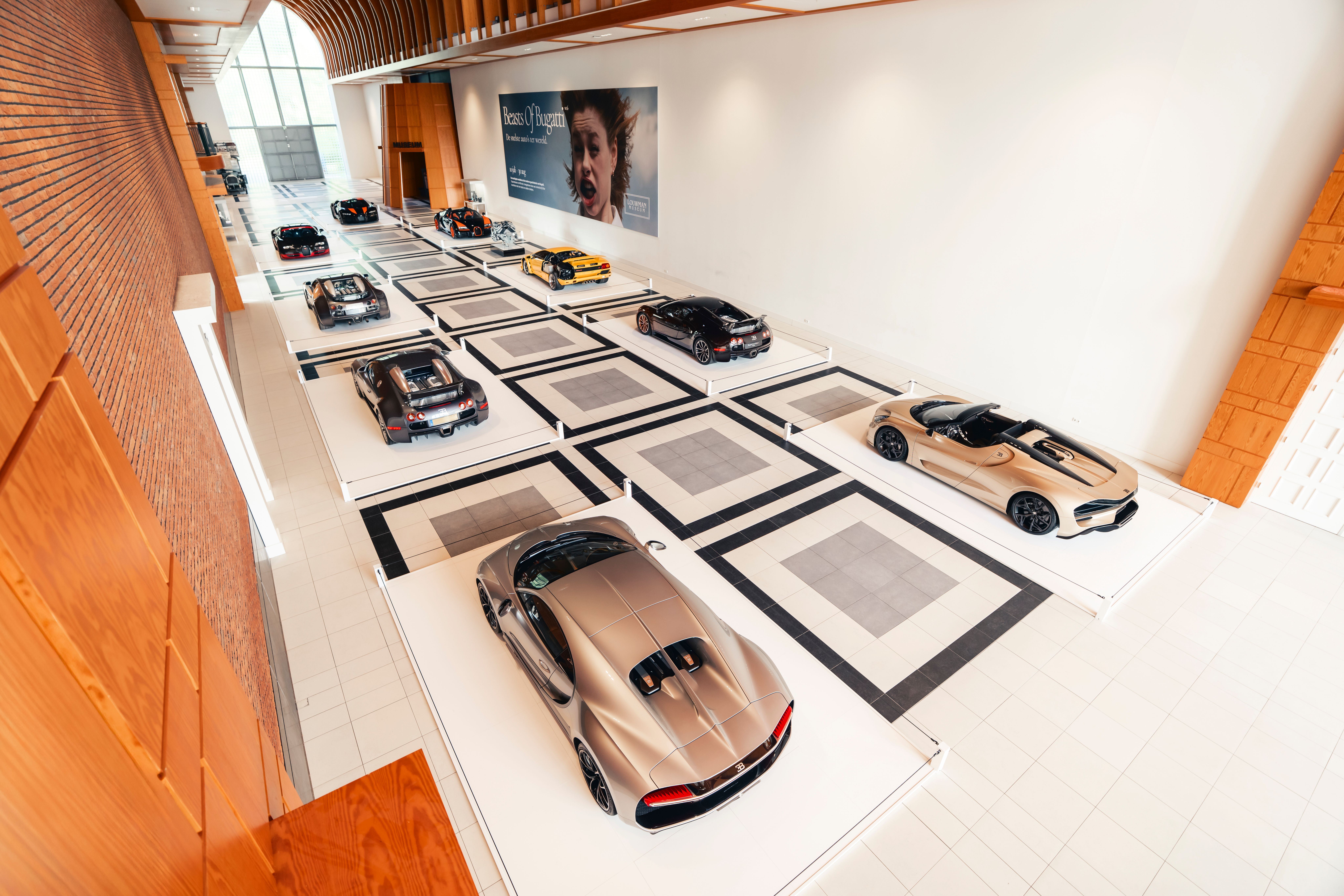 Overzicht Beasts of Bugatti expositie Louwman Museum