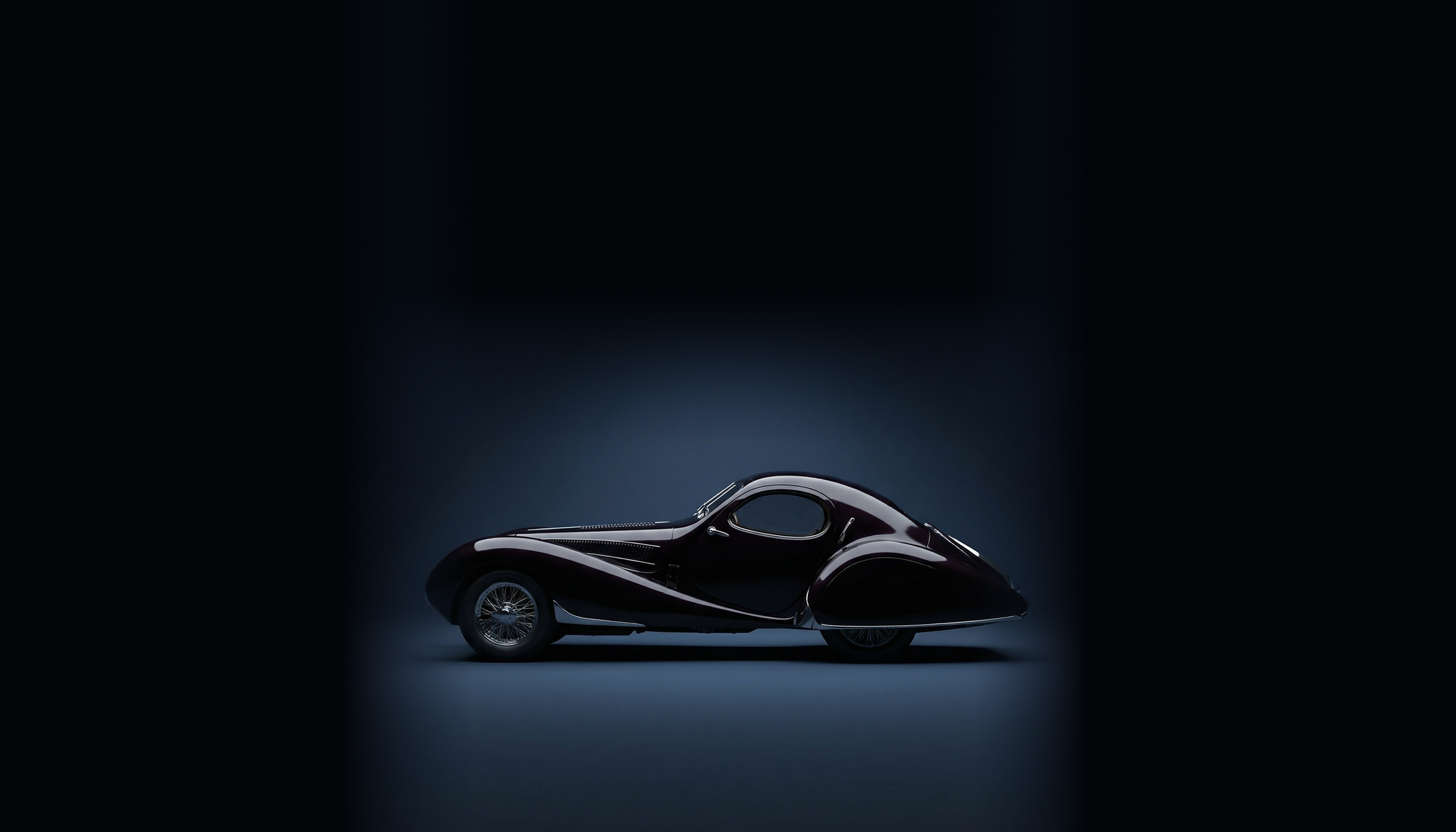 Talbot-Lago Teardrop in donkerblauwe studio