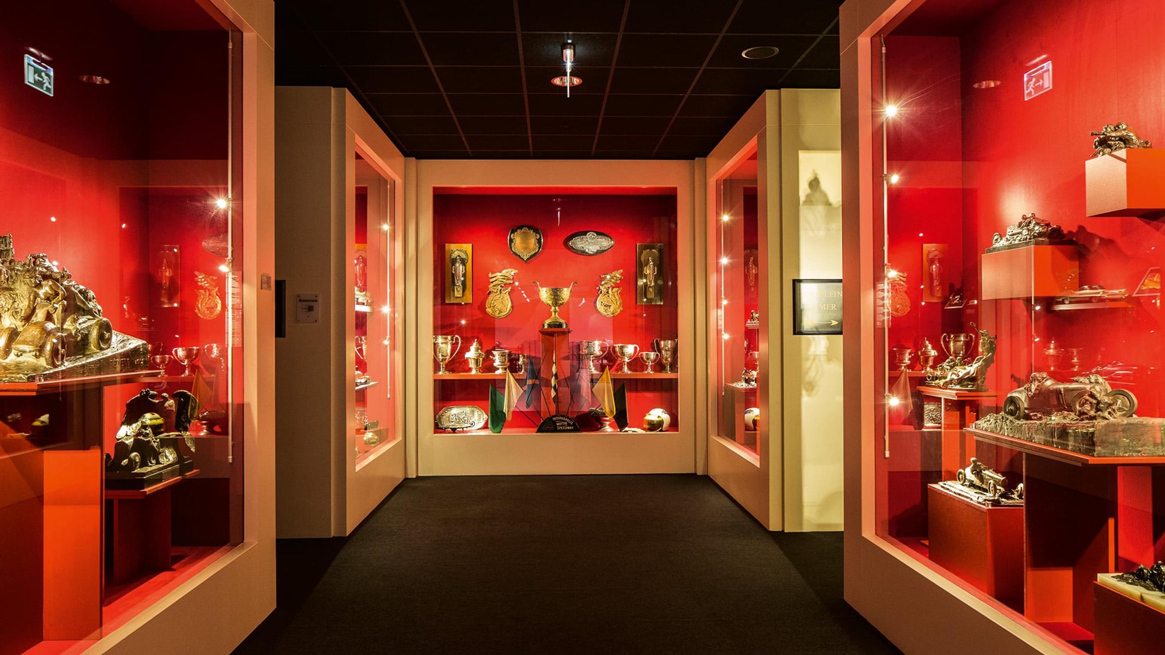 Collectie memorabilia in rode vitrines