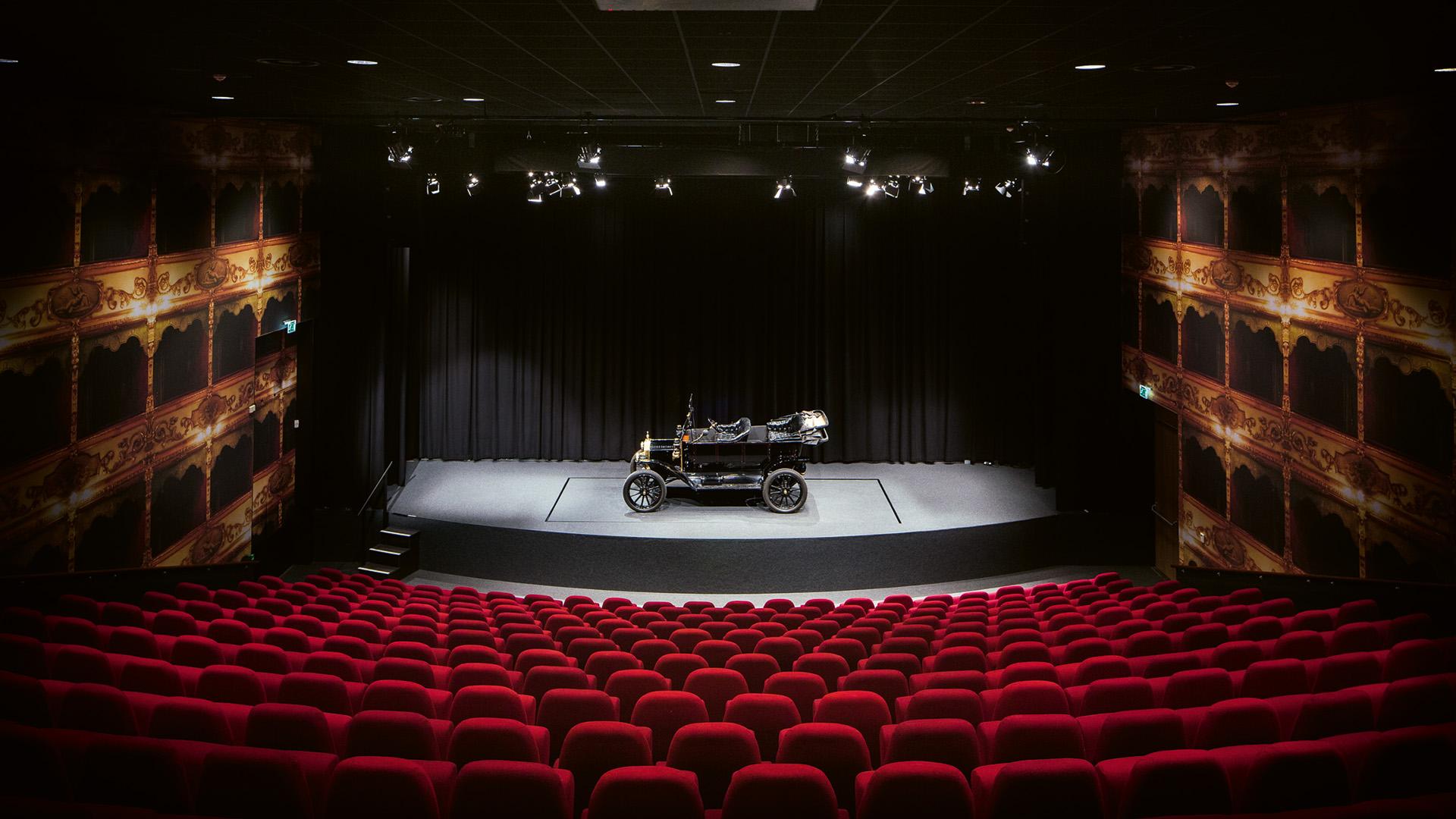 Theaterzaal in het Louwman Museum met auto op het podium