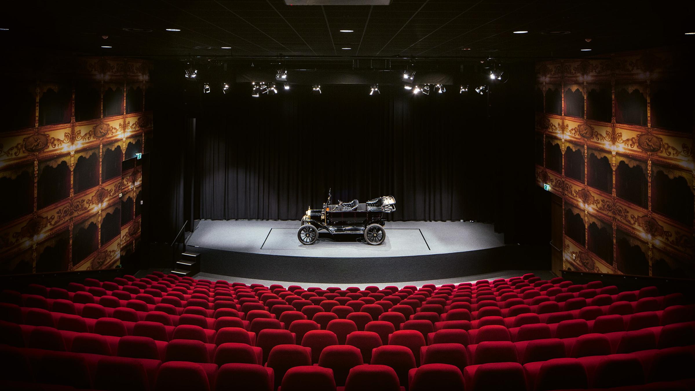 A hall that immediately draws attention to the stage. The warm red seats, classic details and clear sightlines create a setting in which every presentation truly comes into its own. On stage, everything is ready for a powerful moment, from a keynote to a special reveal.
