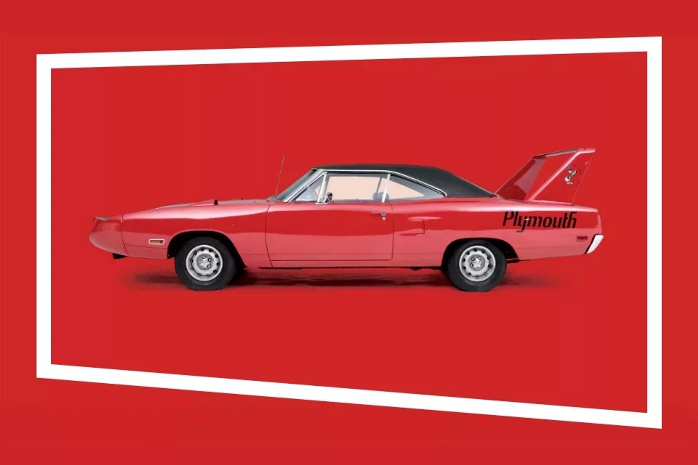 Zijaanzicht van rode cabrio met zwart dak en de tekst 'Plymouth' op de zijkant in een rode studio