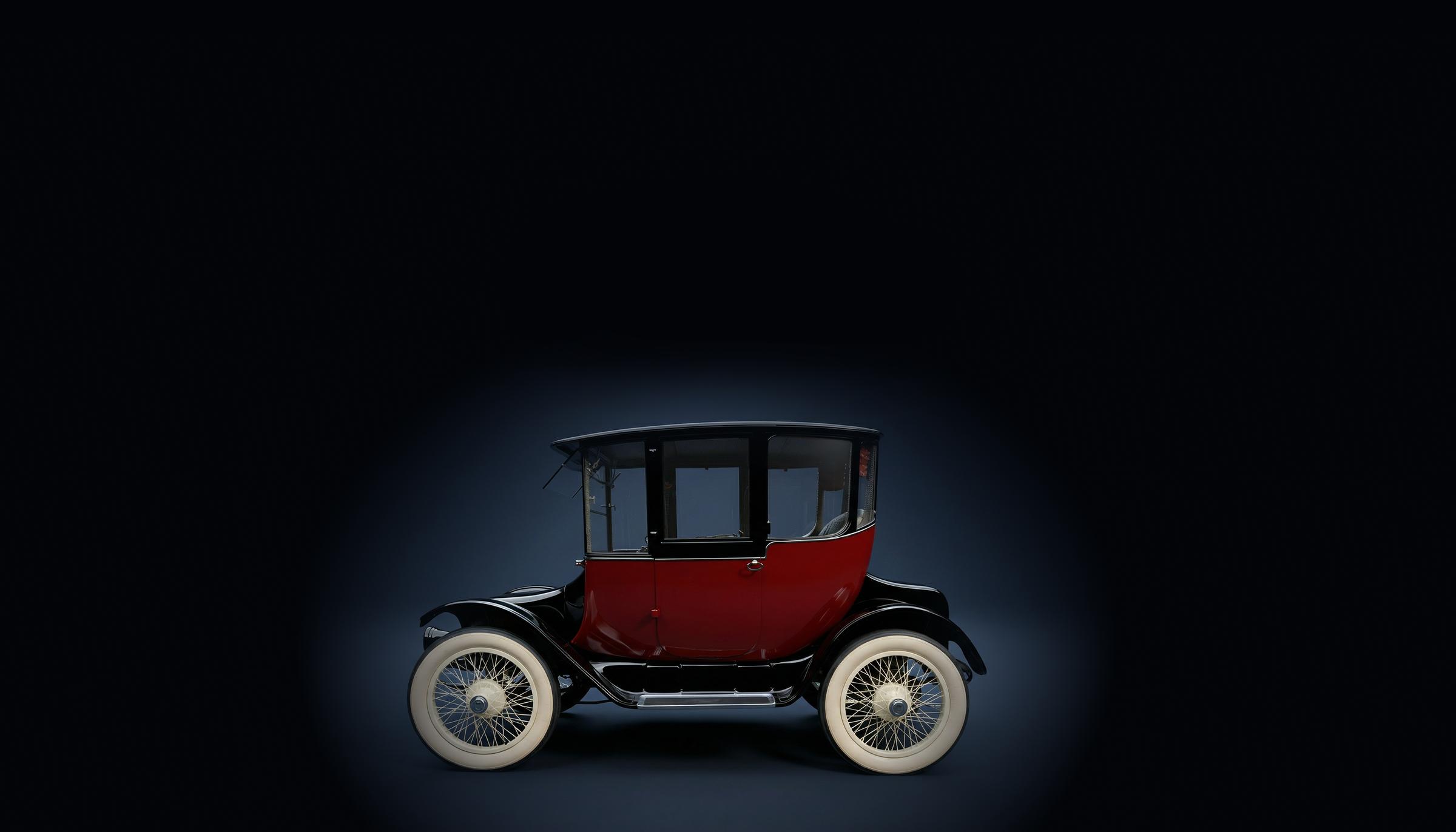 Zijaanzicht Detroit Electric Clear Vision Brougham in donkerblauwe studio