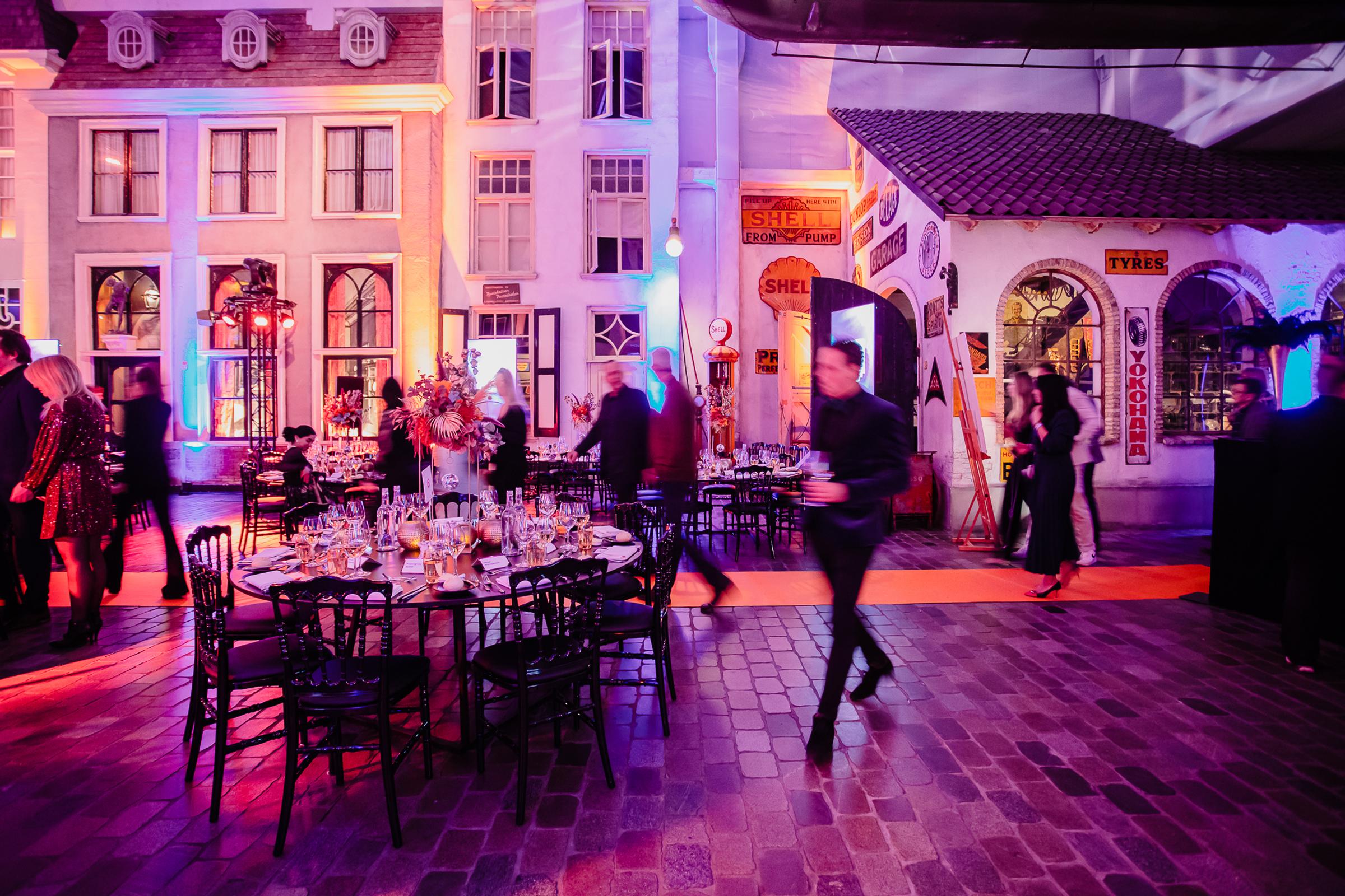 Rode auto in great hall met tafels en aankleding voor evenement