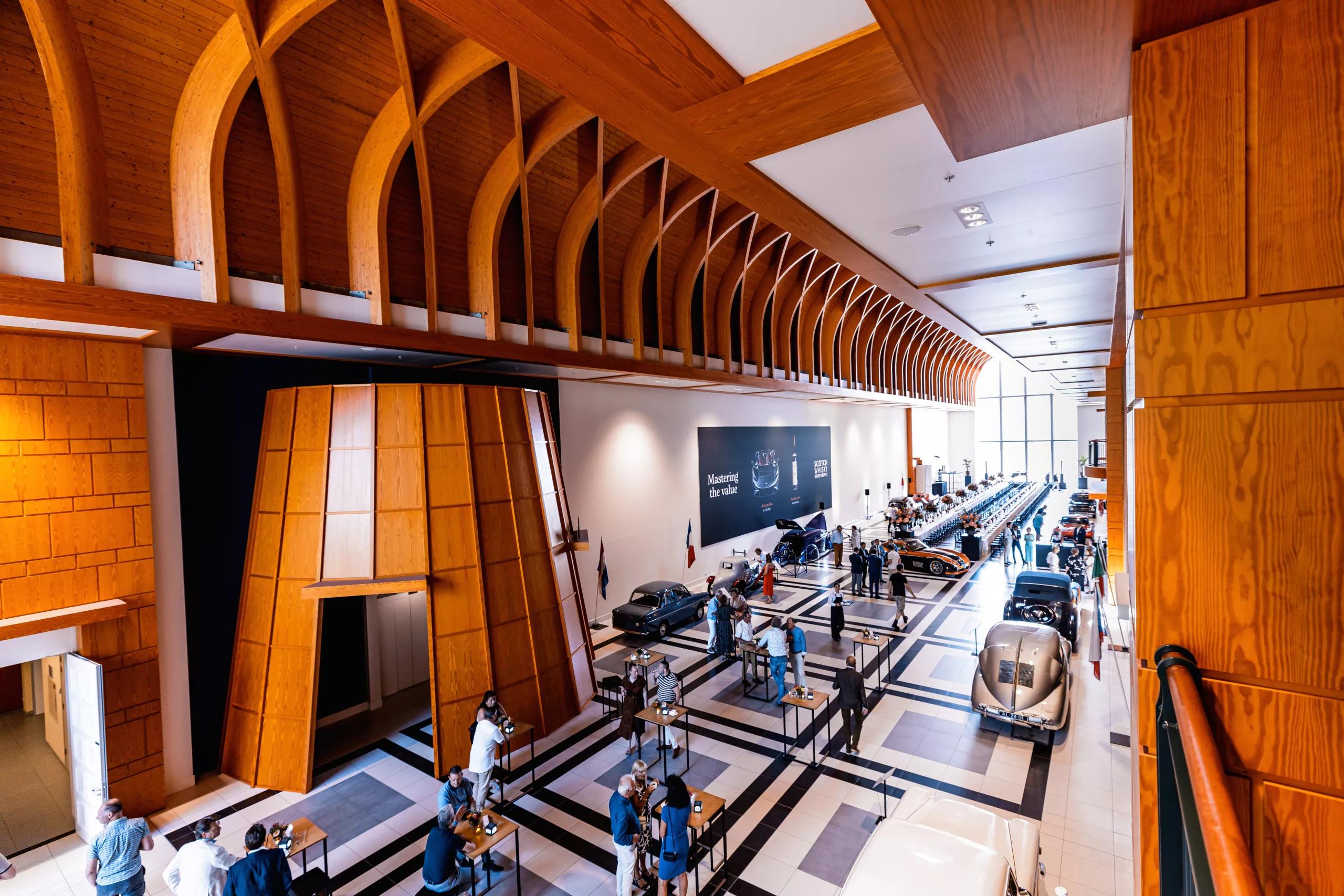 Great hall met lange tafels en sta tafels