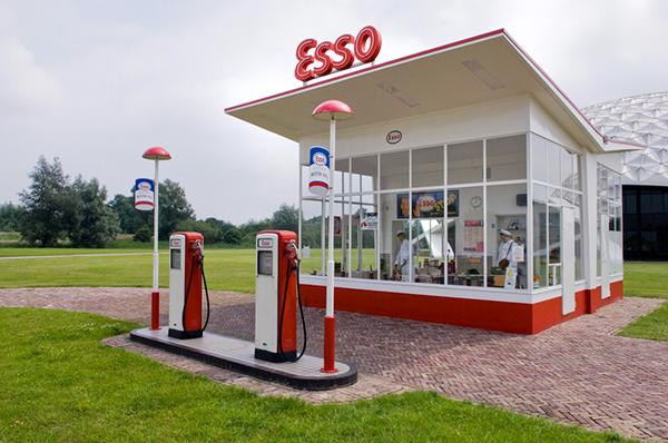 Van blik naar pomp: hoe benzine en auto elkaar vonden