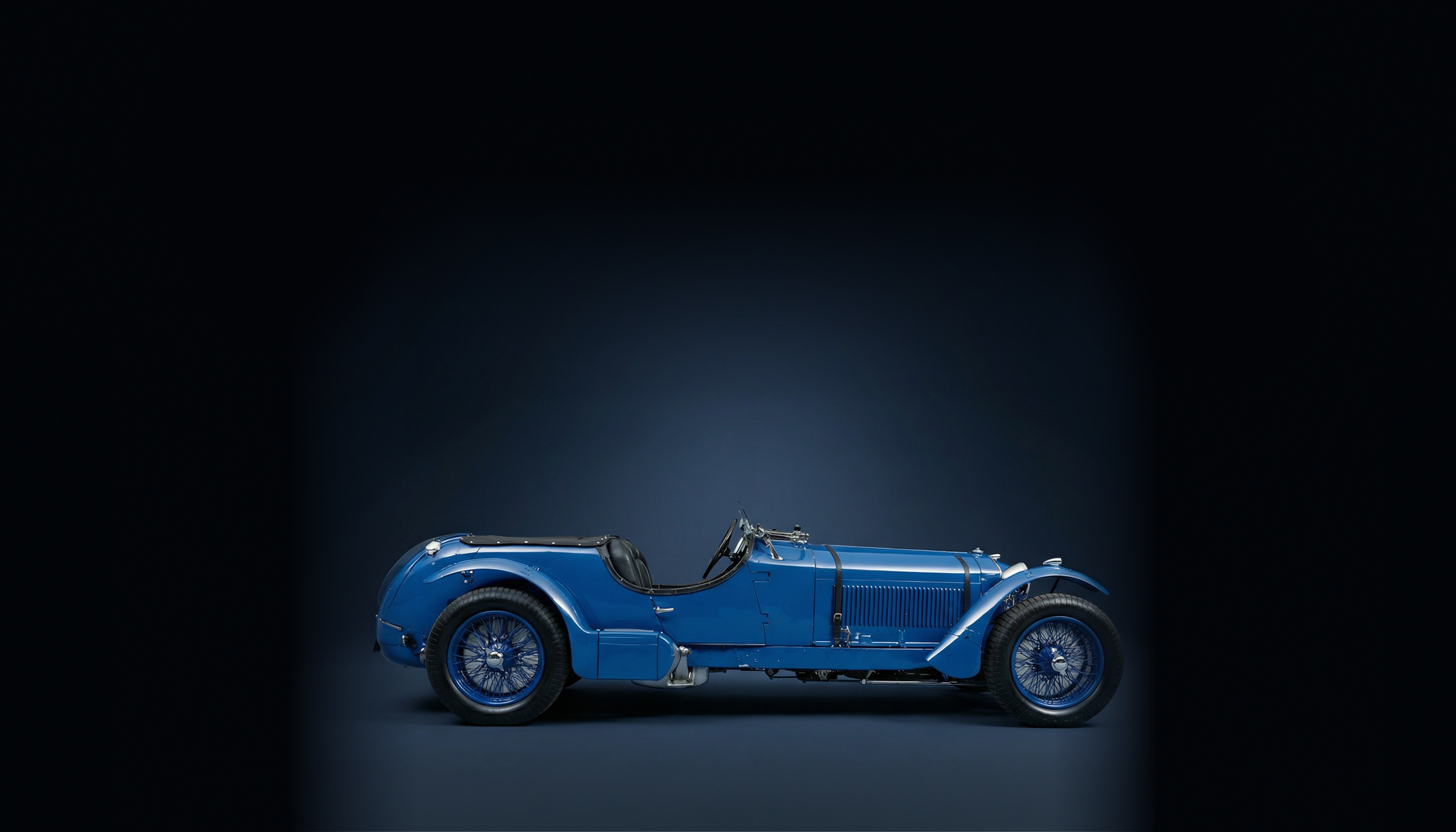 Blauwe Alfa Romeo in donkerblauwe studio