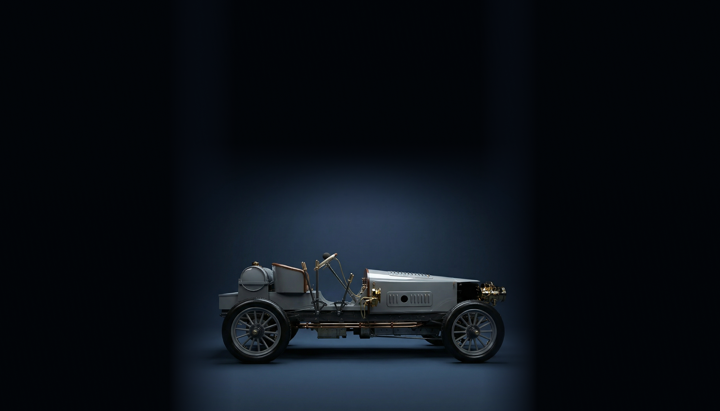 Jaguar in donkerblauwe studio