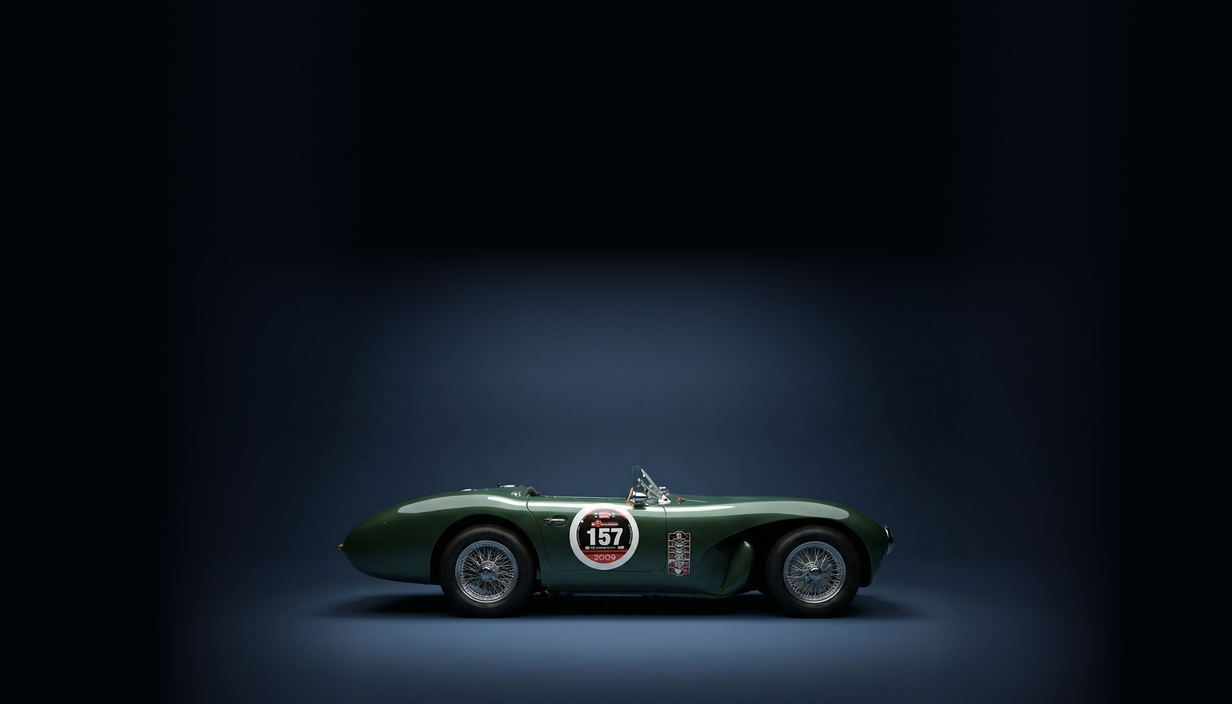 Aston Martin DB3 Works Team Car in donkerblauwe studio