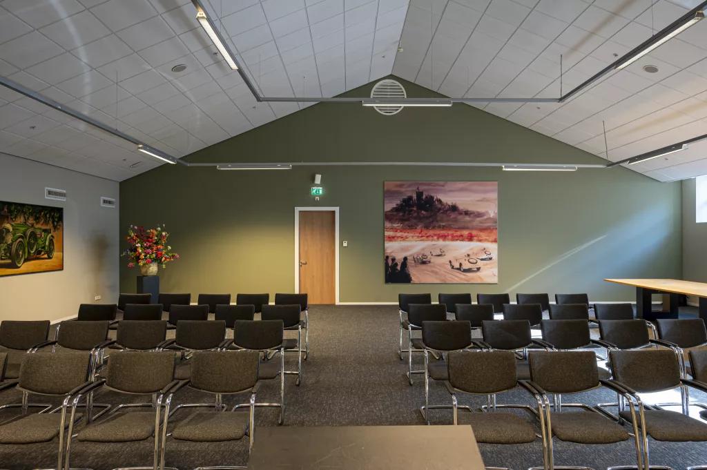 Compact, overzichtelijk en volledig ingericht voor effectieve meetings.