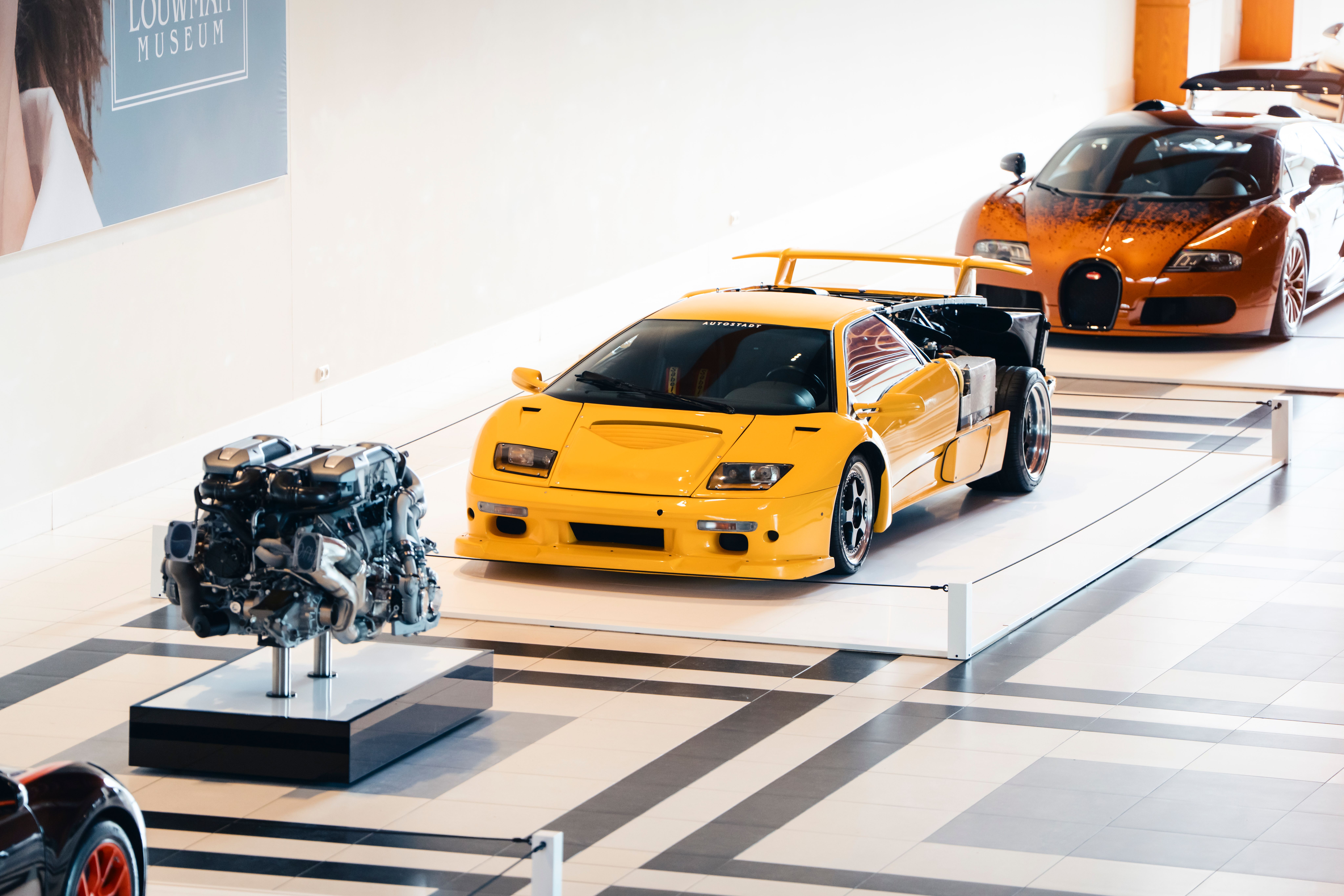 Overzicht Beasts of Bugatti expositie Louwman Museum