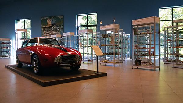 NAMACメンバーが何千台ものミニカーを展示