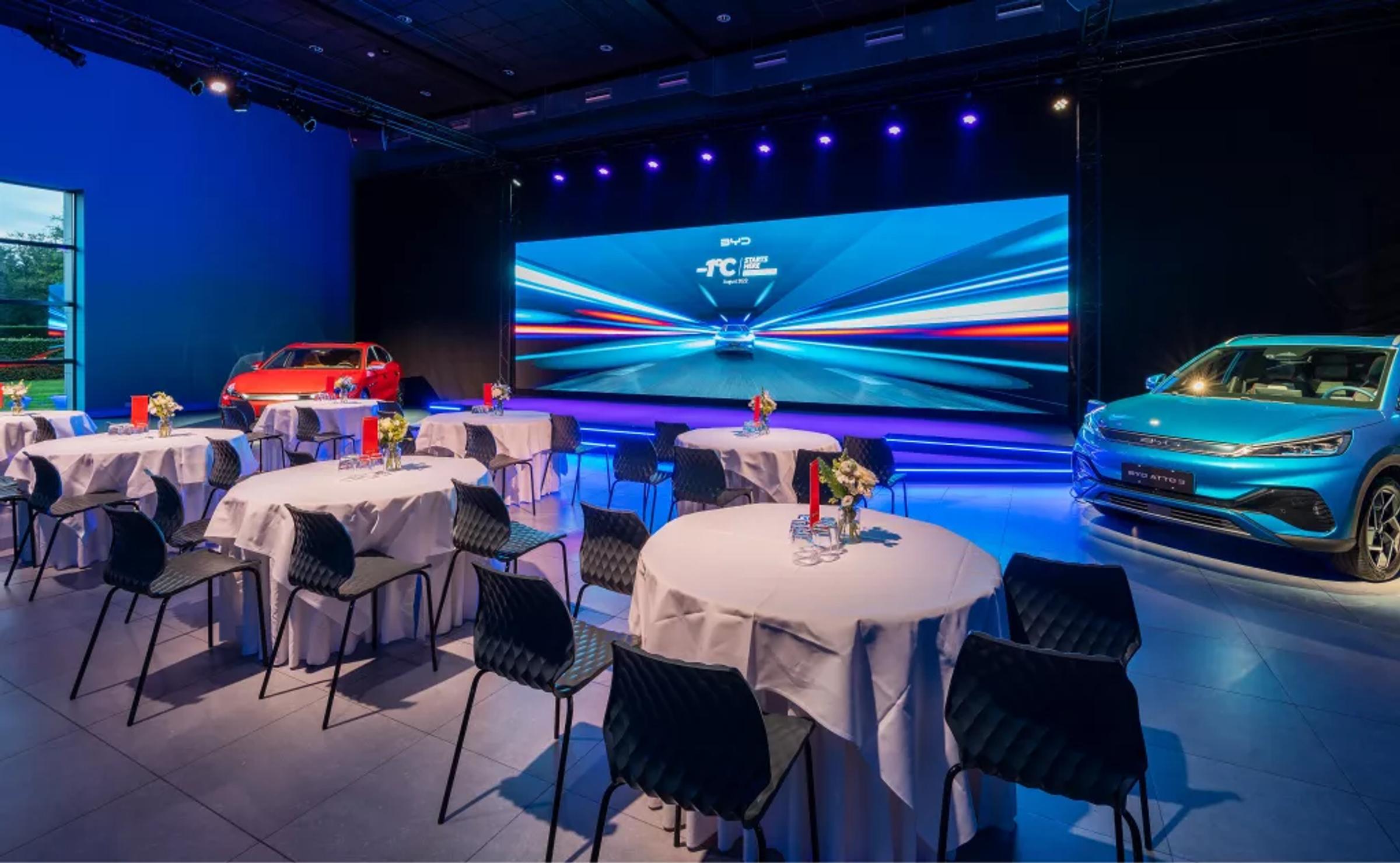 Van compacte vergaderopstelling tot volle zaal, de ruimte past zich moeiteloos aan.