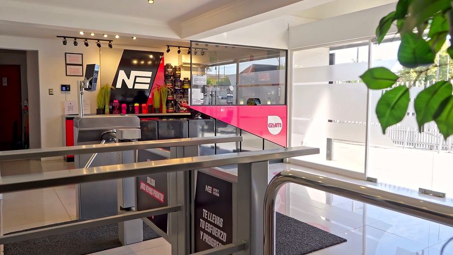 Recepción de Nutre y Entrena Talca con el mesón de atención y el logo del gimnasio