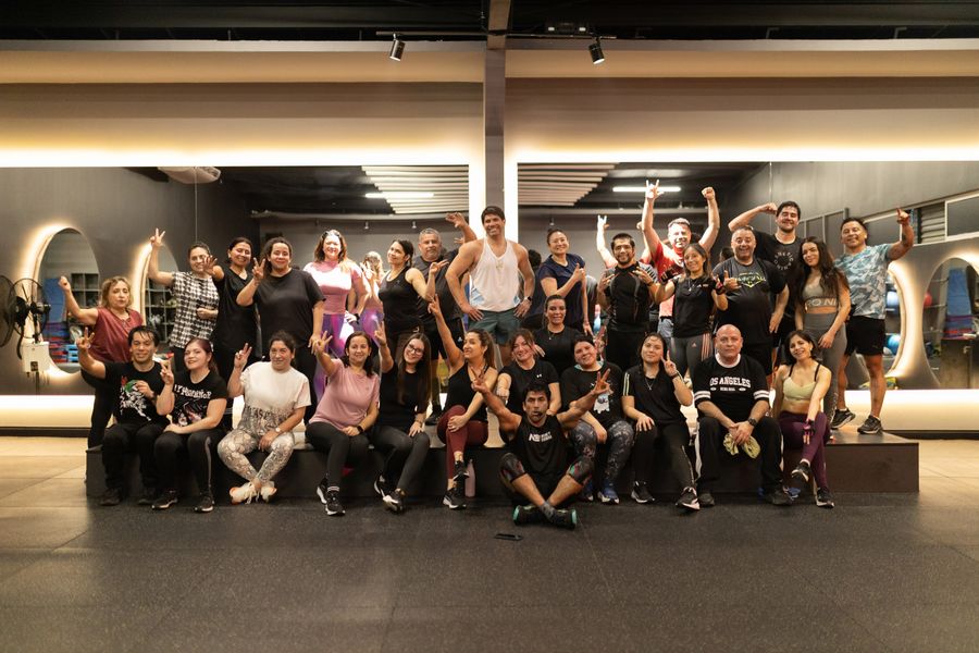 Foto grupal de la clase de Funcional en la sala Beats iluminada de Nutre y Entrena Talca