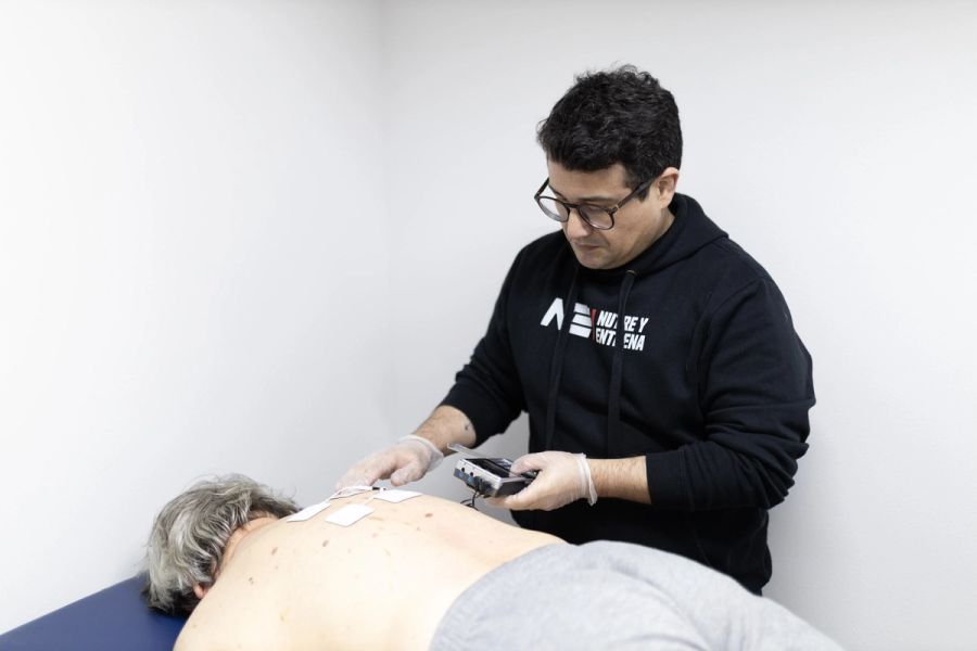 Kinesiólogo realizando terapia manual en Nutre y Entrena Talca