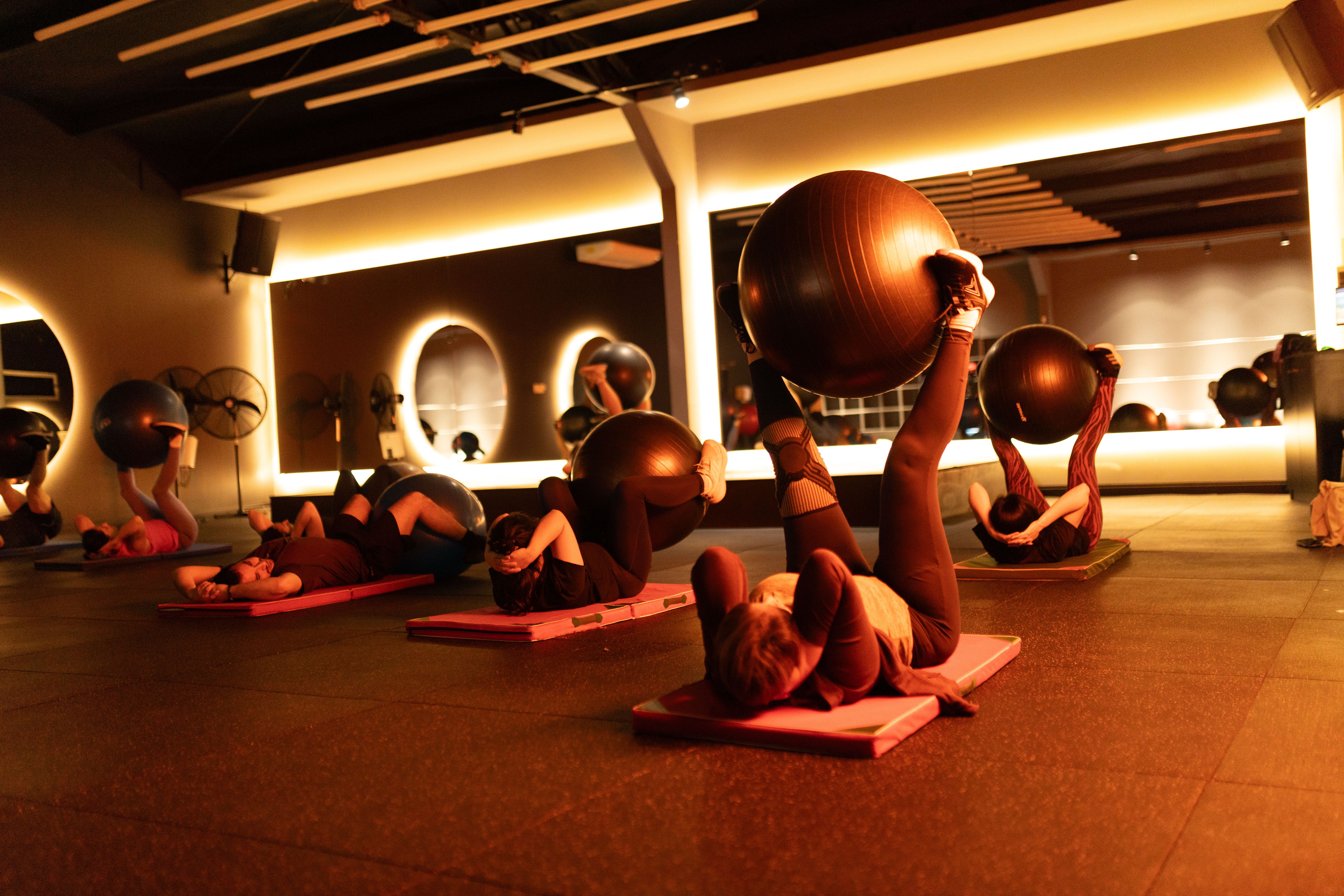 Clase de Pilates sobre colchoneta en Nutre y Entrena Talca