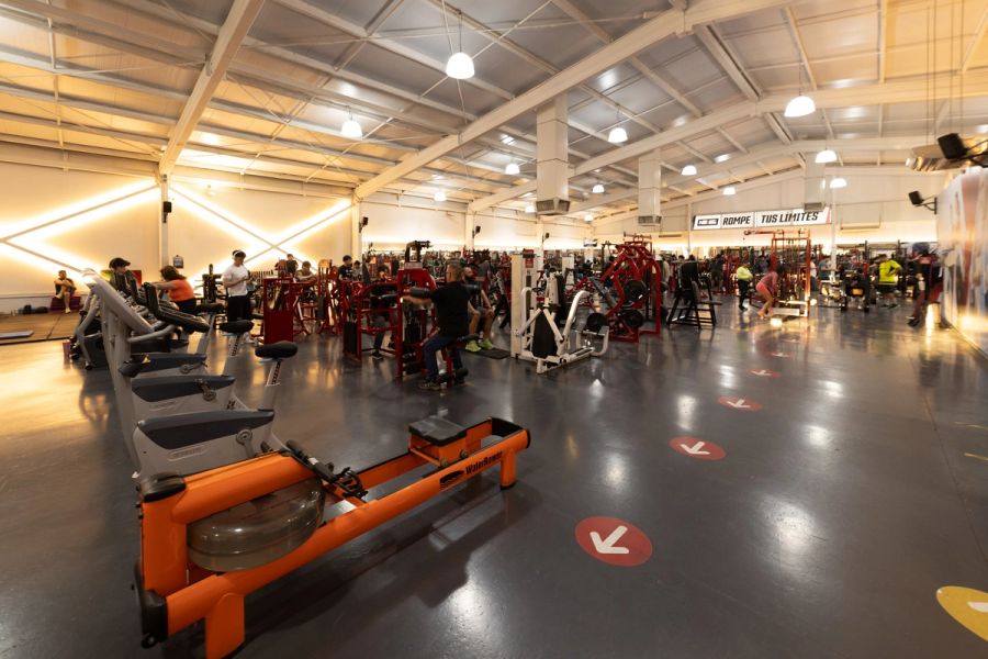 Sala de musculación y cardio de Nutre y Entrena Talca, amplia, iluminada y con socios entrenando