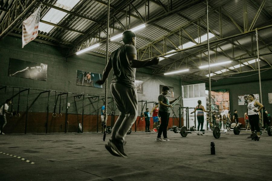 Persona saltando la cuerda en un gimnasio