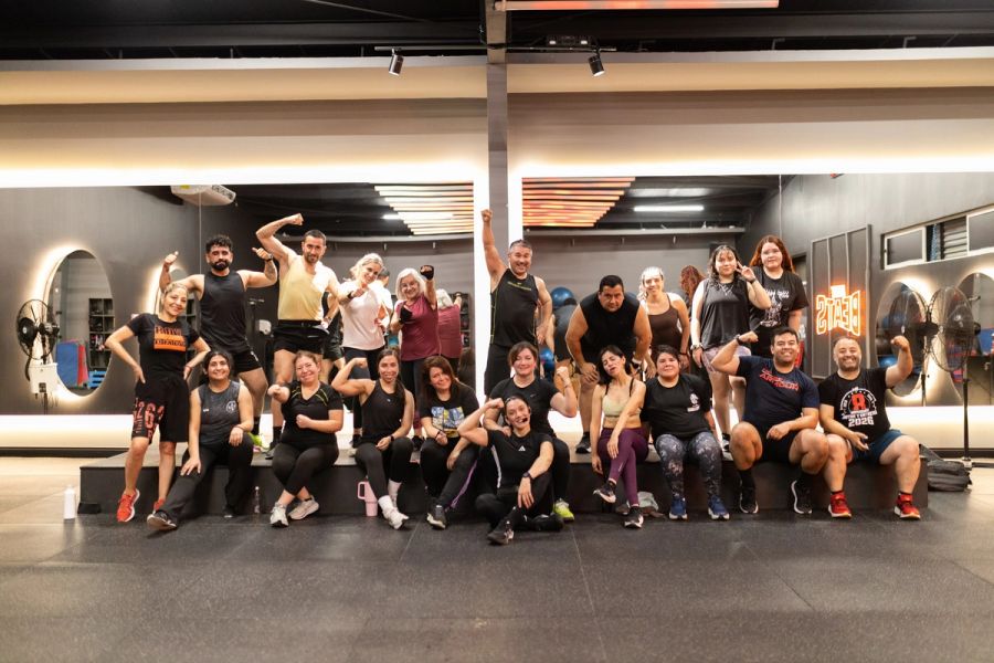 Socios de Body Combat celebrando juntos al terminar la clase en Nutre y Entrena Talca