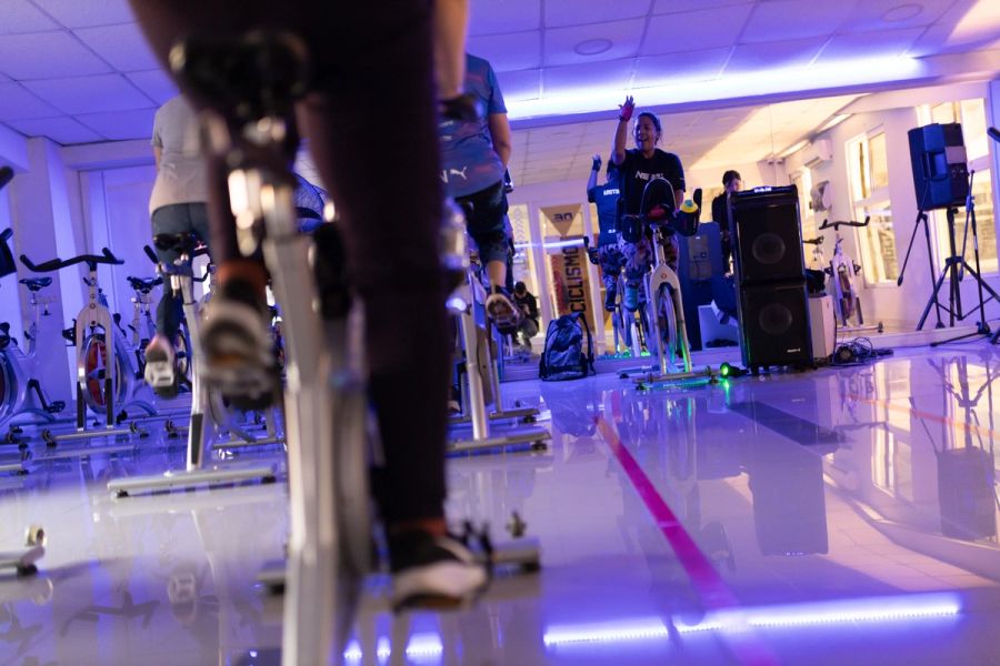 Sala de ciclismo indoor en plena clase, con la profesora al fondo