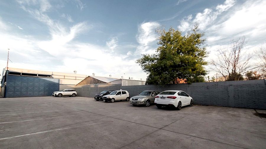 Estacionamiento de Nutre y Entrena en Talca, a pasos de la entrada del gimnasio