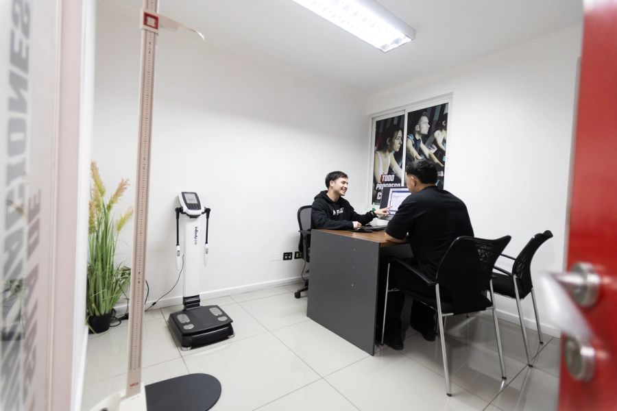 Sala de evaluaciones de Nutre y Entrena con el equipo InBody y escritorio de atención