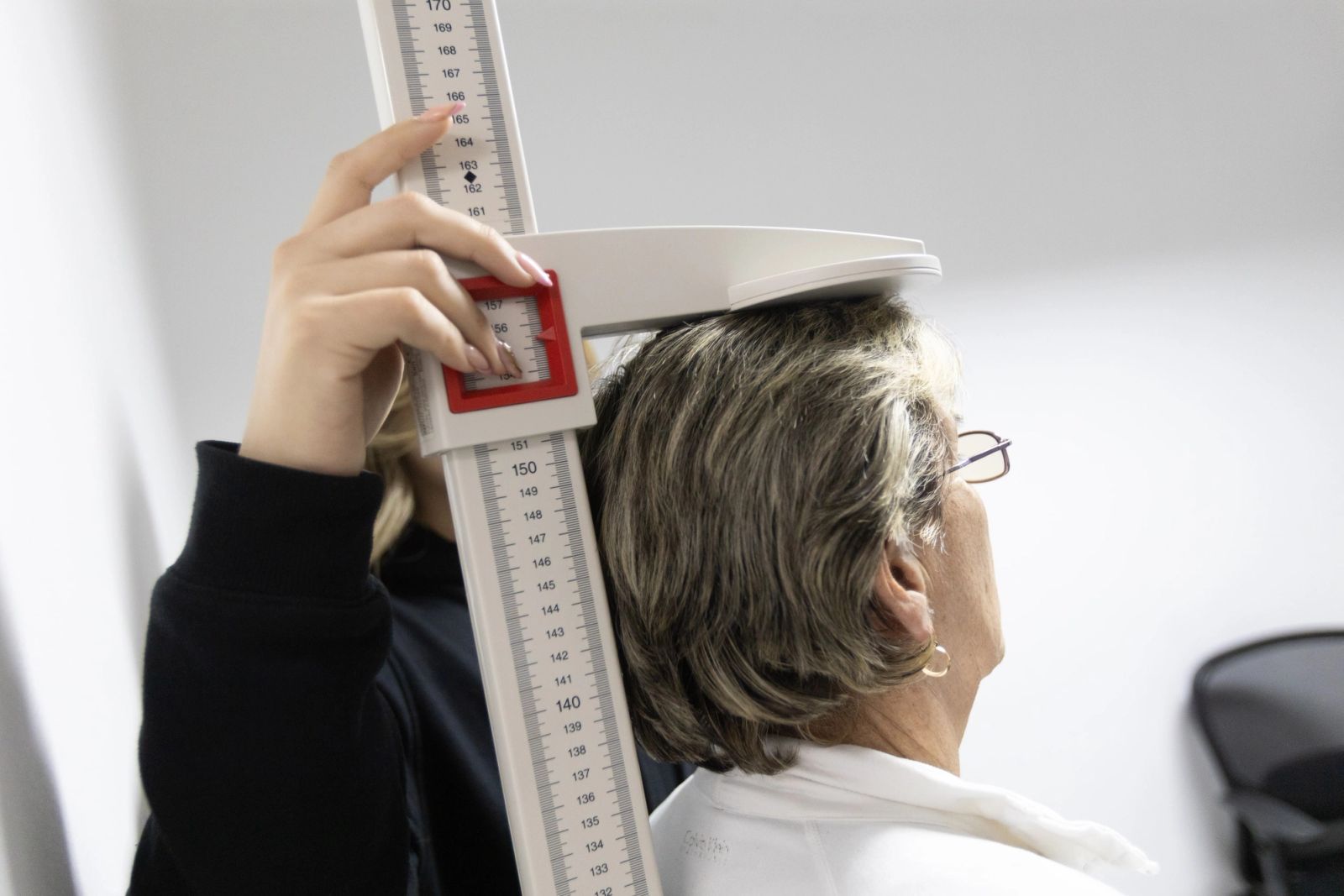 Medición de estatura con tallímetro antes del análisis InBody en Nutre y Entrena