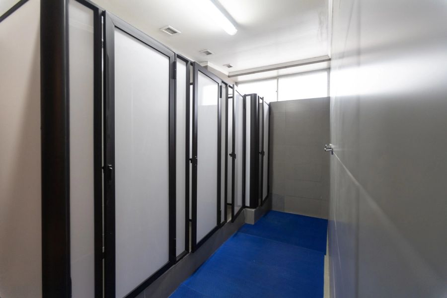 Duchas individuales con mamparas en el camarín de Nutre y Entrena Talca