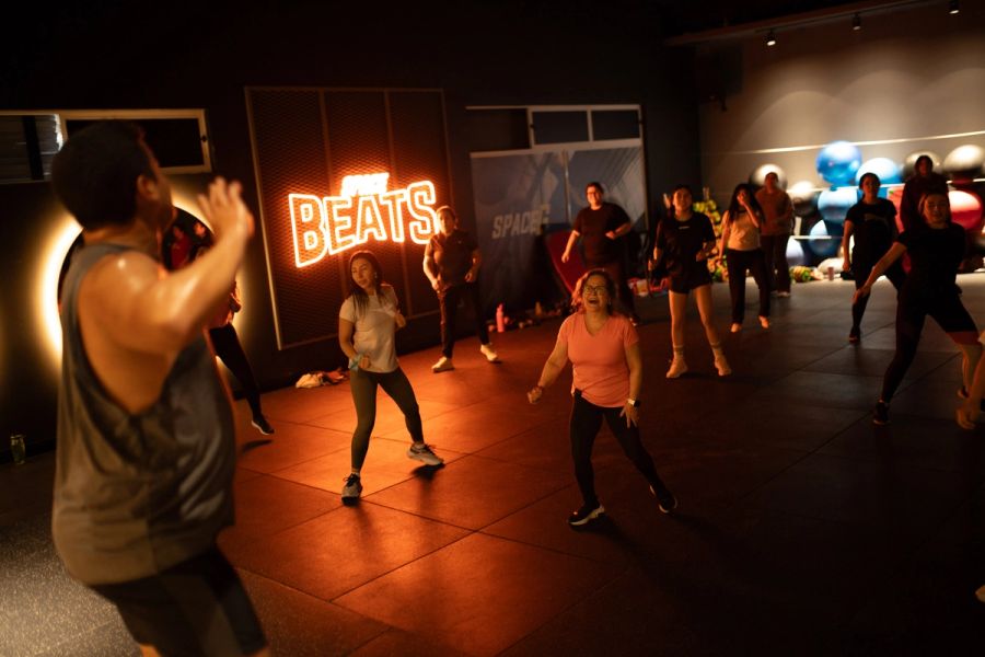 Clase grupal en marcha en la sala Space Beats de Nutre y Entrena Talca