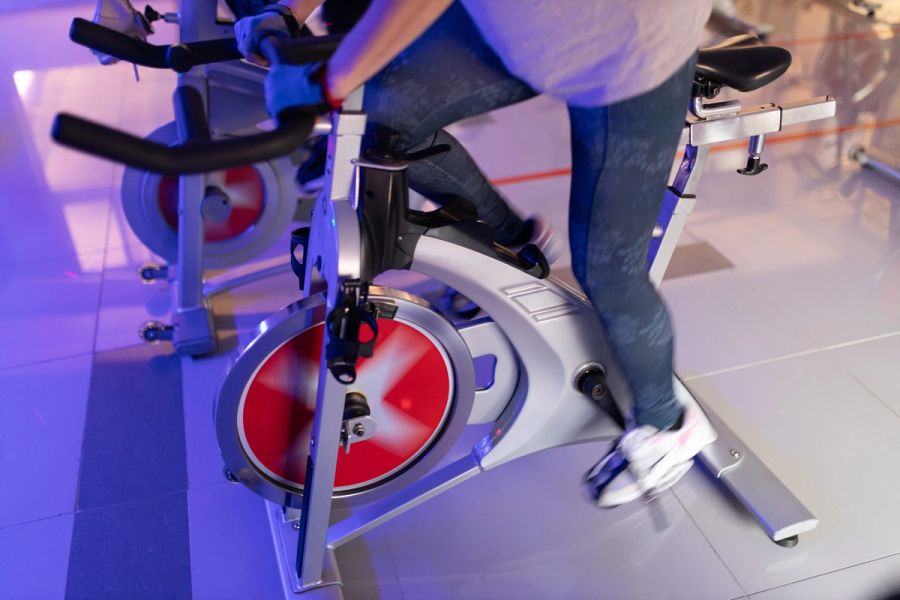 Detalle de una bicicleta de ciclismo indoor en pleno pedaleo