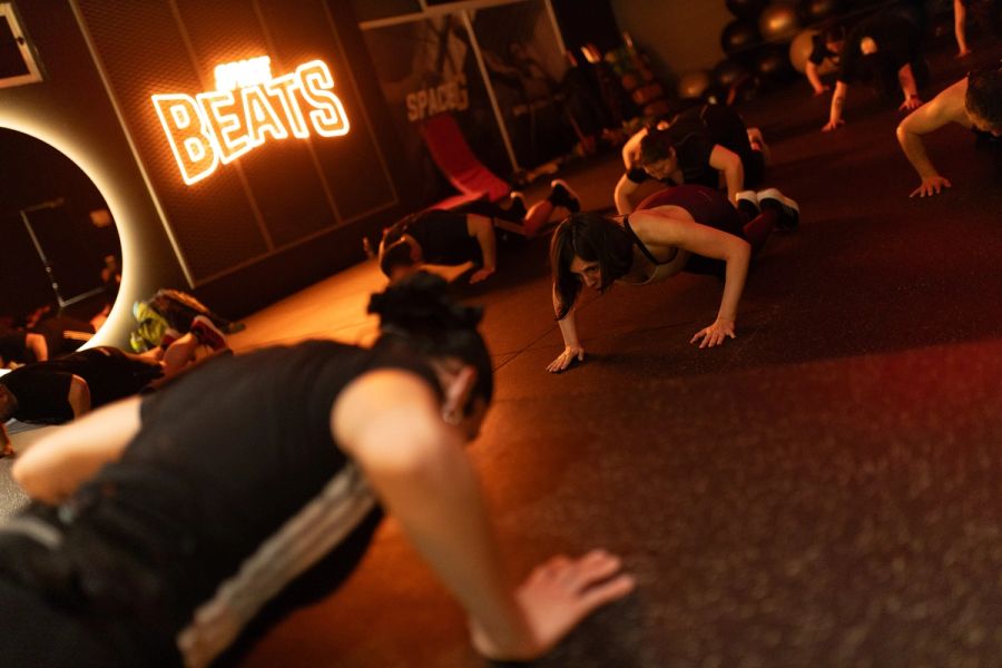 Alumnas haciendo flexiones en el bloque final de Body Combat