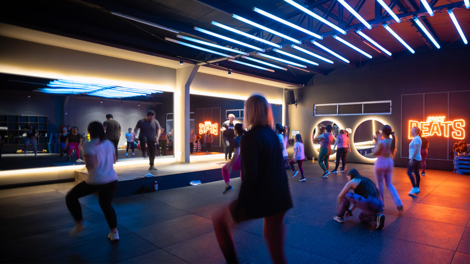 Clase grupal en marcha en la sala Space Beats de Nutre y Entrena