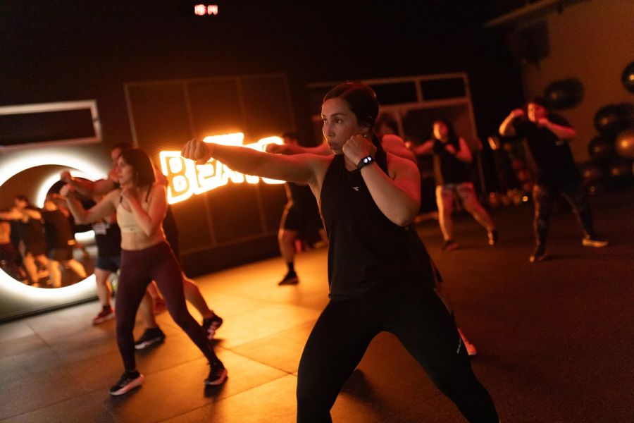 Alumna de Body Combat lanzando un golpe recto en la sala Beats